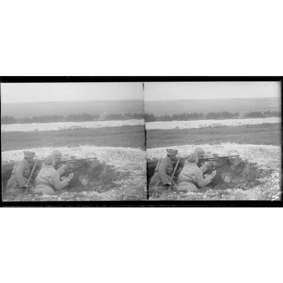 Châlons-sur-Marne (Marne). Centre d'Instruction des fusiliers mitrailleurs. Utilisation d'abris de fortune. Dans un trou d'obus. [légende d'origine]