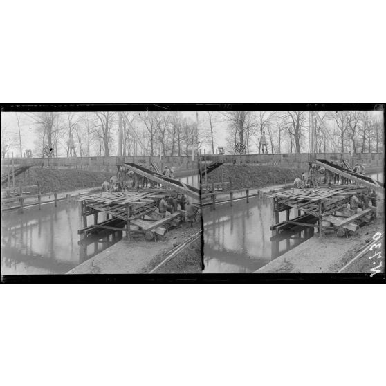 Vésigneul sur Marne (Marne). Construction d'un pont sur la canal latéral à la Marne (janv.17). [légende d'origine]