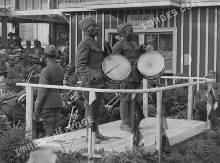 Percussionnistes du l'orchestre du 369e régiment d'infanterie américain donnant un concert en France en 1918.