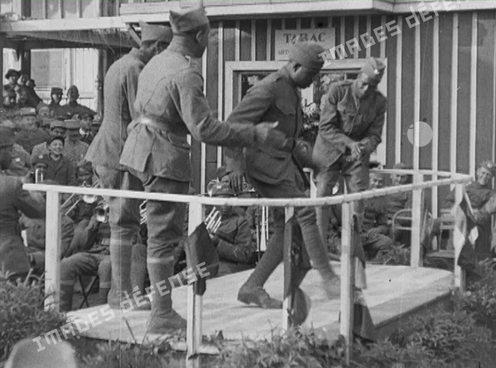 Danseurs et chanteurs du 369e régiment d'infanterie américain donnant un spectacle en France.